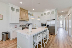 New Sunny Villa-1 Block From Beach